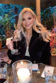 Abbie, 23, is a dancer from london and trains at the urdang academy in islington. Jcij1aqvovotim