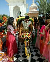 Enter With Tashan 12 Uber Cool Ideas For Your Groom S Baraat In 2020 Upcoming Wedding Event Entry Wedding Advice