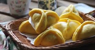 依然是换汤不换药的食谱 只是换上了新面貌来登场 南瓜三角包 可做16 17粒 材料 200克南瓜泥400克香港面粉80克细糖