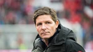 Glasner, oyun kariyerinin çoğunu sv ried ile geçirdi ve kendisi için 16'da 500'den fazla lig maçına çıktı. Vfl Wolfsburg Trainer Oliver Glasner Wehrt Sich Gegen Kritik
