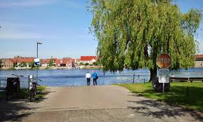 Warten Auf Die Fahre Uber Die Havel Von Kutzkow Nach Pritzerbe Es Ist Eine Nicht Frei Fahrende Autofahre Die An Einer Kette Gefuhr Landschaft Rathenow Fahren