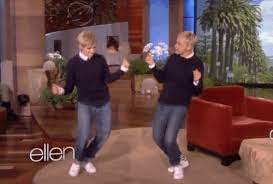 Kate Mckinnon Does Her Impression Of Ellen Degeneres On The Ellen Show Kate Mckinnon Kate Mckinnon Ellen Ellen Degeneres And Portia