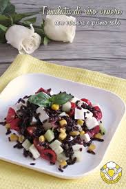 L'insalata di riso venere è un primo piatto freddo e gustoso, una di quelle ricette riso venere veloci da fare , perfette per l'estate, ottima alternativa alla classica insalata di riso ! Insalata Di Riso Venere Con Verdure E Formaggio Primosale Primo Freddo Veloce E Leggero Con Cetrioli Mais E Pomodorini Ricette Insalata Di Riso Ricette Cibo