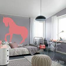 sticker cheval au trot les passionnes des chevaux les cavaliers et les cavalieres aimeront cette decoration a themes chambre deco cheval chambre ado cheval