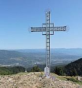 În interiorul acestuia se află o încăpere care a adăpostit iniţial generatorul de energie electrică ce alimenta cele 120 de becuri de 500 w de pe conturul crucii. Crucea Eroilor De Pe Muntele Caraiman Wikipedia