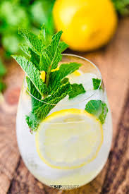 The Limoncello Spritz Is A Delightful Combination Of Limoncello Prosecco And Club Soda That Will In 2020 Perfect Summer Cocktails Lemon Cello Recipe Summer Cocktails