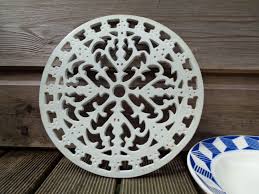 Dessous De Plat Rond En Fonte Emaillee Blanc Creme Dessous French Kitchen Kitchen Home