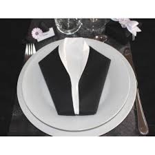 Retrouvez ici le pliage de serviette qui vous permettra d'égayer votre table et d'agrémenter votre décoration de table. Serviette Pliee En Forme De Smoking Pour Mariage Chic