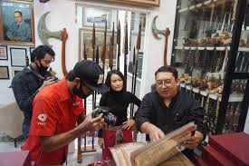 Baca buku itu memang banyak digemari. Fadli Zon Youtube Fadli Zon Official A Twitter Pagi Tadi Mendapat Kunjungan Dari Mb Indy Rahmawati N Teman Teman Speed Talk Tv One Untuk Wwncara Sy Ttg Koleksi Fadli Zon Library Fadlizonlibrary Https T Co Dltz8h6eqi