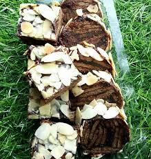 Selepas kek keras,potong dan boleh makan. Resepi Kek Batik Marie Resepi Bonda