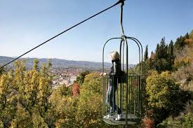 Col passar del tempo la seggiovia nel 1984 per i motivi sopra citati anche la seggiovia fu fermata per sempre. Quando La Funivia Porta Anche Al Mare O In Citta Dall Elba Ad Anacapri O Al Colle Eletto Di Gubbio Ecco Gli Impianti Urbani Per Andare Alla Scoperta Di Arte E Cultura Comodamente