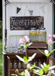 9 Schone Dekotipps Fur Rustikale Hochzeiten Wasserbar Mit Bildern Hochzeit Rustikal Hochzeit Bar Hochzeitsdekoration