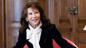 Bierlein je prva žena koja je u austrijskoj povijesti postavljena na kancelarsku dužnost. Brigitte Bierlein Verfassungsrichterin Wird Erste Kanzlerin Osterreichs Stern De