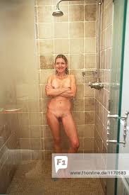 Sexy hellhäutige Frau in Dusche nackt