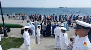 Ziua de 22 decembrie a adus cu sine trecerea totală a armatei de partea idealurilor revoluției, comandamentul marinei militare luând toate măsurile menite să ducă la victorie, în spiritul libertăților proclamate și susținute de noul regim al țării. Ziua Marinei Aproximativ 10 000 De Turisti Si ConstÄƒnÅ£eni AsteptaÅ£i La ManifestÄƒrile De Pe Litoral Ora La Care Este Programat Cel Mai Mare Spectacol Naval Al Anului Si Cand Apare Zeul Neptun Video