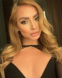 Laura Bedoya's Instagram, Twitter & Facebook