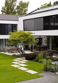 Es geht nicht, dass man zu einem neuen haus, rechteckig, flachdach, viele weiße wände, große fensterfronten und edelstahlgeländer, dann einen bauerngarten gestaltet. Garten Pflegeleicht Modern Performal Garten Modern Performal Pflegeleicht Garten Gartengestaltung Garten Bepflanzen