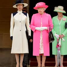 Non c'erano i membri della famiglia, ma un ristretto numero di ospiti. Prima Video Conference Call Per La Regina Elisabetta Come Kate Middleton