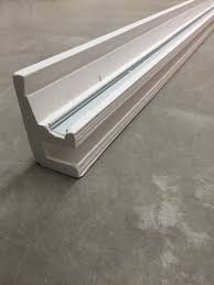 Si tratta di utilizzare una cornice in gesso contenitore in grado di alloggiare al proprio interno il corpo illuminante che rifletterà la luce verso il soffitto dell'ambiente. Cornice In Gesso Per Alloggio Strip Led Luce Diffusa Art Csf600 Luceled