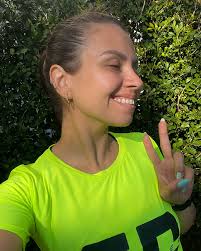 Corre y fofoca Estava com saudade 🥹❤️ Não estou na melhor pose durante o  movimento da corrida, mas olha a carinha da Lari! 🥹🤏🏻 Bora normalizar  fotos de corrida com movimentos/pisadas de