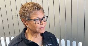 Video shows Mayor Karen Bass refusing to answer L.A. fire questions as she  returns from trip abroad