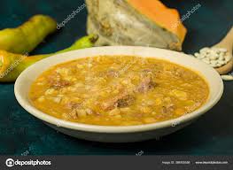 Su base son porotos, maíz partido y zapallo (color amarillo), combinados con carne, chorizos y pechito de cerdo, todo cocido en un órden casi religioso. Locro Argentino Imagenes Fotos De Stock Libres De Derechos Depositphotos