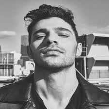 Halit özgür sarı bağlı bulunduğu medya ajansı enginay kanat'ile birlikte hareket etmektedir. Halit Ozgur Sari Boyu Kac Biyografi Sitesi