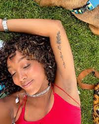 Kiara Lowe's Instagram, Twitter & Facebook