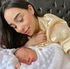 Te amo desde que salió positiva la prueba de embarazo....y aunque llore de  miedo por no saber como cuidarte te ame desde el primer instante. Te ame  más cuando escuché los latidos