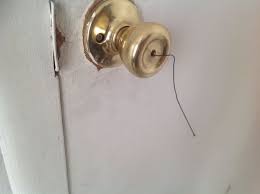 You can pick a camper lock by using two bobby pins. How To S Wiki 88 How To Pick A Lock On A Door