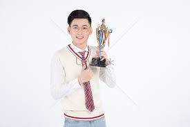 .piala kepada para siswa berprestasi peraih medali pada pekan olahraga pelajar daerah (popda) xiv sulsel dan medali pada seleksi olympiade olahraga siswa nasional (o2sn) sulsel. Siswa Memegang Piala Gambar Unduh Gratis Foto 500851388 Format Gambar Jpg Lovepik Com