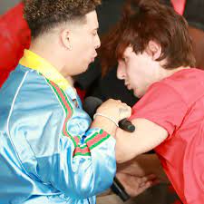 Austin mcbroom will box bryce hall in a stacked rucliprs vs. Bryce Hall Austin Mcbroom Bereits Vor Ihrem Boxkampf Beim Gemeinsamen Interview Kommt Es Zur Schlagerei Bunte De