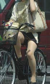 ミニスカ＋自転車＝パンチラのエロ画像 