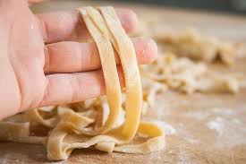 Preparare in casa le tagliatelle all'uovo, richiede un certo tipo di manualità; Come Fare La Pasta In Casa Senza La Macchina Ricette E Trucchetti Siciliafan