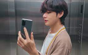 Each year, samsung and apple continue to try to outdo one another in their quest to provide the industry's best phones, and consumers get to reap the rewards of all that creativity in the form of some truly amazing gadgets. On Twitter Kim Taehyung Bts V Taehyung
