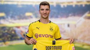 Ah guys, he wants to steal my girl!!! Dortmund Thomas Meunier Avait Deja Signe En Fevrier Goal Com
