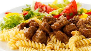 Traditionelles Rindergulasch Mit Nudeln Rezept Rindergulasch Gulasch Rezepte