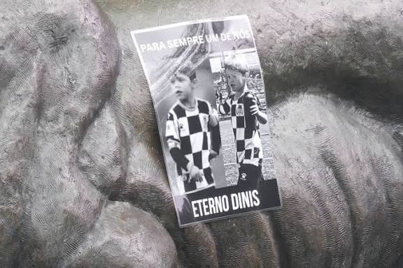 Homenagem ao pequeno Dinis, que perdeu a vida a jogar futebol - Futebol -  Correio da Manhã