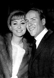 Image of Jacques Charron küsst die Sängerin Regine 17. Januar 1968  (s/w-Foto)