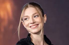 He Was As Bad As You'd Imagine": Waiters Are Listing Off Their "Worst And  Best Celebrity Customers"