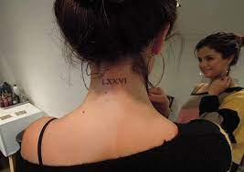 See more ideas about selena gomez, selena, selena gomez style. Selena Gomez Neues Tattoo Am Nacken Fur Mama Promicabana