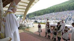 Sâmbătă, la şumuleu ciuc, papa francisc va fi întâmpinat cu imnul papal, dar şi cu un vechi cântec bisericesc. Papa La Sumuleu Ciuc Evenimentele Din Trecut SÄ Nu Impiedice ConvieÈuirea FraternÄ Vatican News