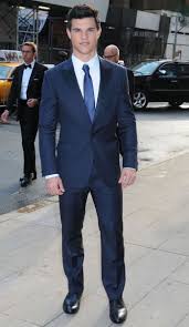 Maybe you would like to learn more about one of these? 1001 Idees Le Costume Bleu Marine Homme Elegance Et Sobriete Costume Bleu Costume Bleu Marine Costumes Bleus