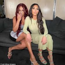 Я дрожал всю ночь напролёт. Kim Kardashian Ditches Her Wedding Ring For Girls Night Out Amid Divorce From Kanye West Aktuelle Boulevard Nachrichten Und Fotogalerien Zu Stars Sternchen