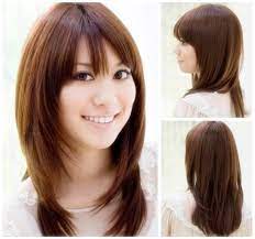 Potongan shaggy yang dipotong sepanjang bahu sangat cocok dengan tampilan gelombang yang kusut. Info Cara Memotong Rambut Gaya Layer