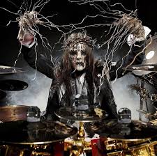 El cantante steven tyler se había desgarrado el ligamento cruzado anterior y el baterista joey kramer había sufrido quemaduras de segundo grado después de que su auto se prendiera fuego en una gasolinera. 4fueewnuhaeqnm