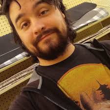 MCU fans kind of dodged a bullet 👀 Simple, iconic looking suits >>> Busy,  overly complex suits Which #FantasticFour costumes do you prefer? 4️⃣