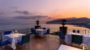 Numerose sono le strutture attrezzate in riva al mare che consentono di prendere il sole e fare il bagno durante il giorno, mentre al tramonto si. Ristorante Radici Del Sud Sorrento Elegante Ristorante A Picco Sul Mare Di Sorrento
