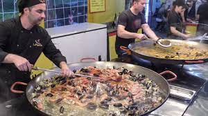 Huge Pans Cooking Paella Valenciana Italy Street Food Youtube