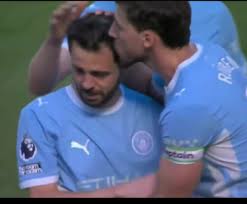 Bernardo Silva says goodbye🥺☹️ Subbed off in his final Man City game to a  standing ovation, with the Aston Villa players lining up to applaud him...  even Pep Guardiola in tears on the touchline A ...